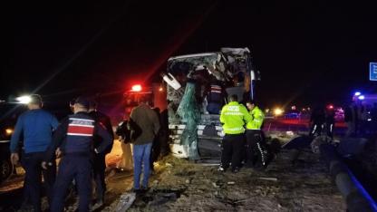 Minibüs yolcu otobüsüyle çarpıştı: çok sayıda yaralı var