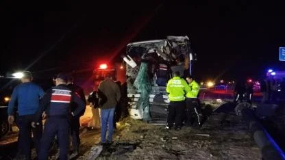 Minibüs yolcu otobüsüyle çarpıştı: çok sayıda yaralı var