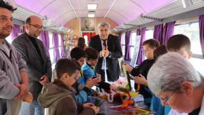 Müdür Sünnetci, Öğrencilerin Öğretmenler Günü İçin Dokuduğu Keçelere Eşlik Etti