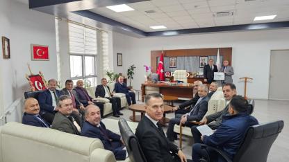 Müdür Sünnetci, İdarecilere Türk Bayrağı Rozeti Taktı