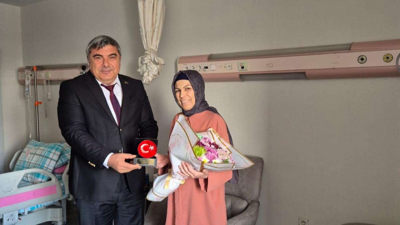 Müdür Sünnetci, Öğretmenler Günü’nü Hastanede Geçiren Öğretmeni Unutmadı