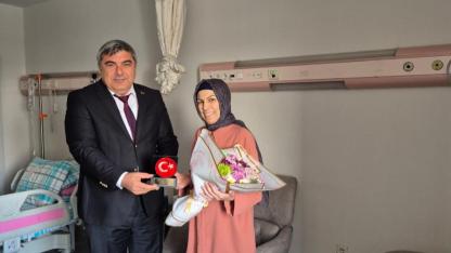 Müdür Sünnetci, Öğretmenler Günü’nü Hastanede Geçiren Öğretmeni Unutmadı