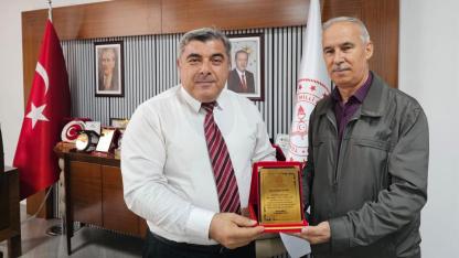 Müdür Sünnetci’den Emekli Eğitimciye Anlamlı Plaket