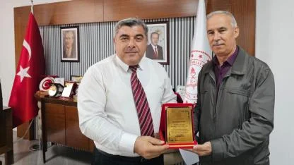 Müdür Sünnetci’den Emekli Eğitimciye Anlamlı Plaket
