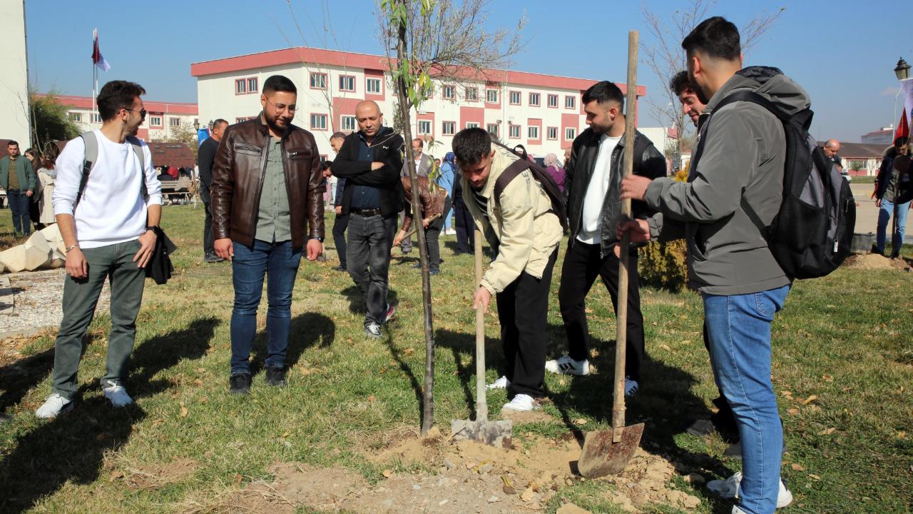 Mühendislik Fakültesinde “Pilav Günü ve Fidan Dikme” Etkinliği Gerçekleştirildi