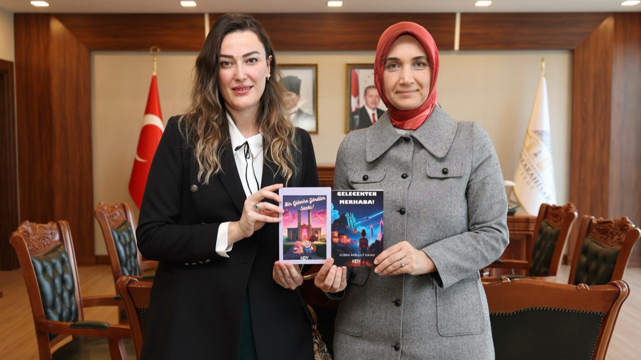 Öğretmen-Yazar Kavas’tan Vali Yiğitbaşı’na Hediye