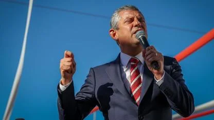 Özgür Özel, Depremin 1000. Gününde Sorumlulara Tepki Gösterdi: “Korunanlar Var, Adalet Bekleyen Depremzedeler Var!”