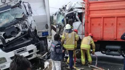 Arnavutköy’de Kamyon TIR’a Çarptı: Yan Koltuktaki Yolcu Feci Şekilde Hayatını Kaybetti!