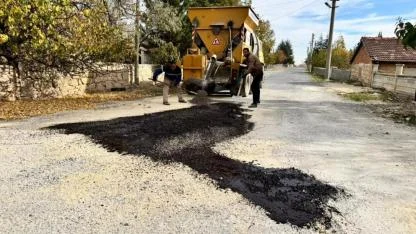 Bolvadin Gökçeyayla Mahallesi’nde Soğuk Asfalt Yama Çalışması Sürüyor