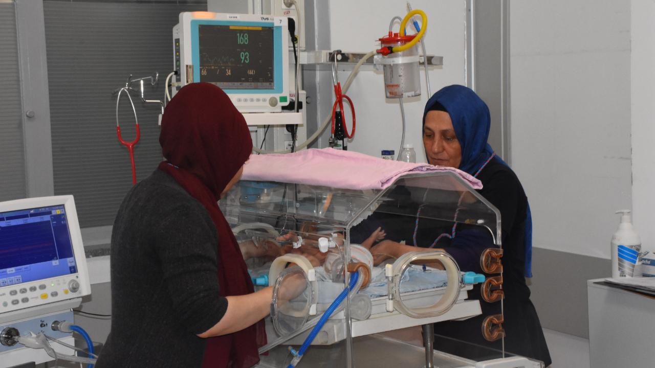 Prematüre Ünitesinin Sibel Ablası, 34 Yıldır Bebeklerin Hayatına Dokunuyor