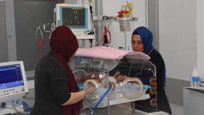 Prematüre Ünitesinin Sibel Ablası, 34 Yıldır Bebeklerin Hayatına Dokunuyor