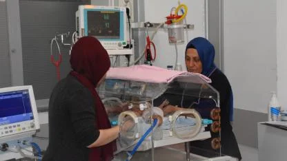 Prematüre Ünitesinin Sibel Ablası, 34 Yıldır Bebeklerin Hayatına Dokunuyor