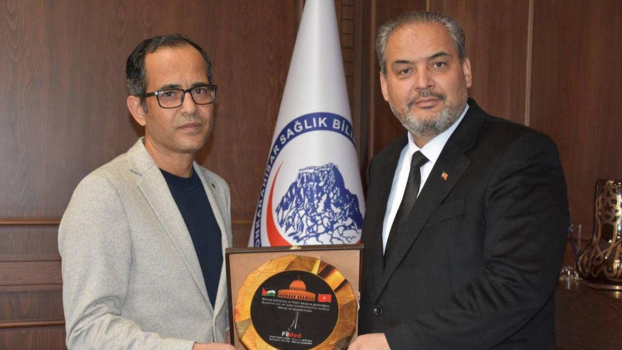 Rektör Prof. Dr. Adem Aslan&#039;a Filistin Desteği İçin Teşekkür Plaketi