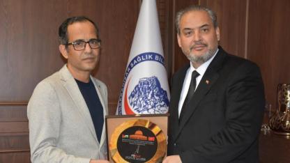 Rektör Prof. Dr. Adem Aslan'a Filistin Desteği İçin Teşekkür Plaketi