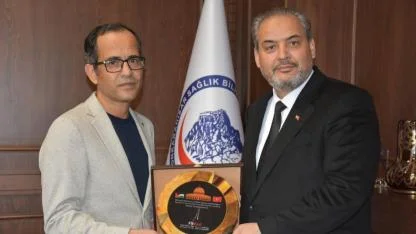 Rektör Prof. Dr. Adem Aslan'a Filistin Desteği İçin Teşekkür Plaketi