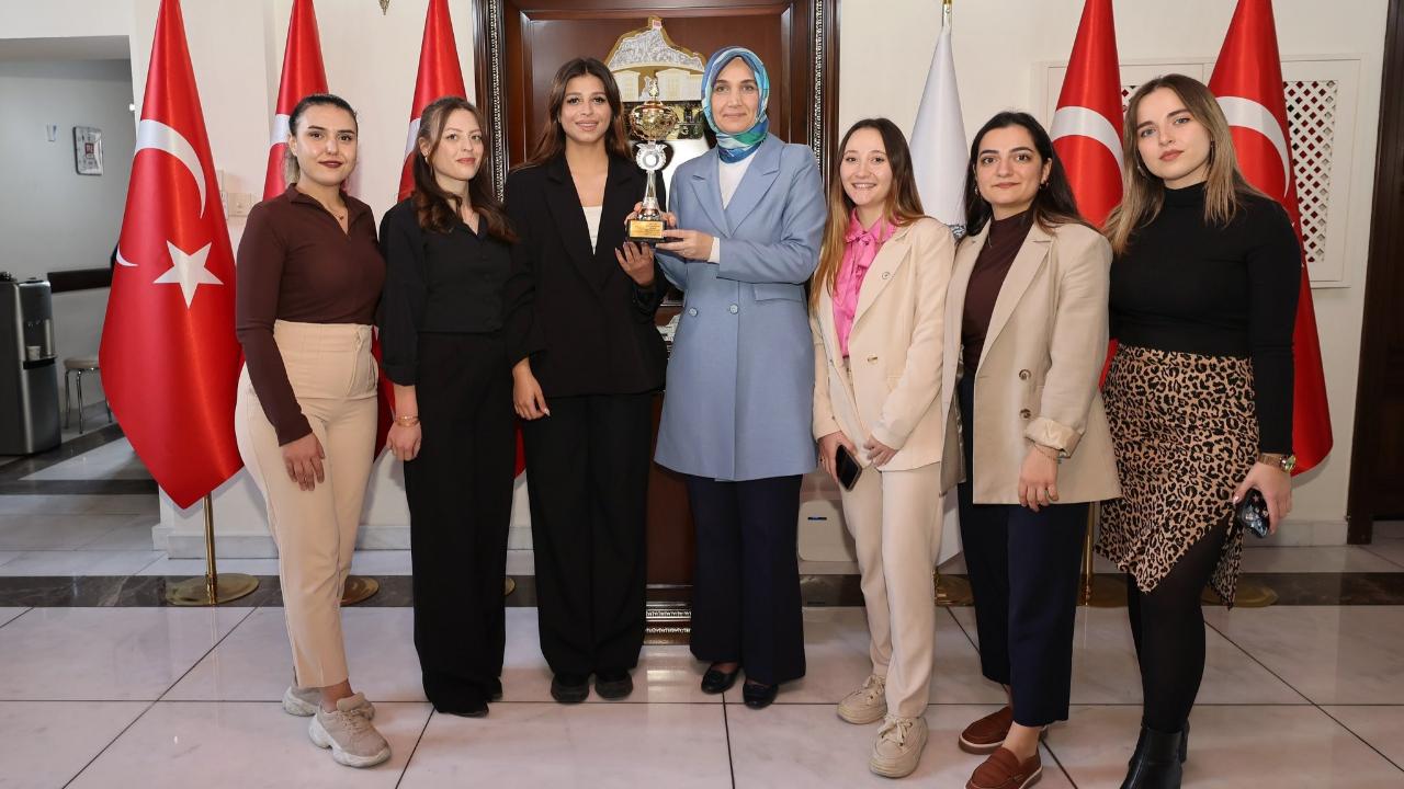 RSP’nin Şampiyon Öğretmenleri Vali Yiğitbaşından Ödüllerini Aldı