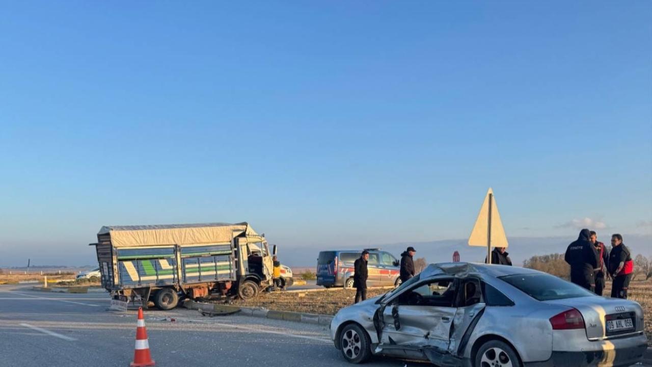 Seyir Halindeki Kamyonet ve Otomobil Birbirine Girdi! Çok Sayda Yaralı Var