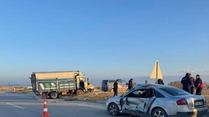 Seyir Halindeki Kamyonet ve Otomobil Birbirine Girdi! Çok Sayda Yaralı Var