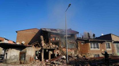 Son Dakika...  Erzurum’da Doğalgaz Paniği: İki Ev Yıkıldı!