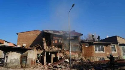 Son Dakika...  Erzurum’da Doğalgaz Paniği: İki Ev Yıkıldı!