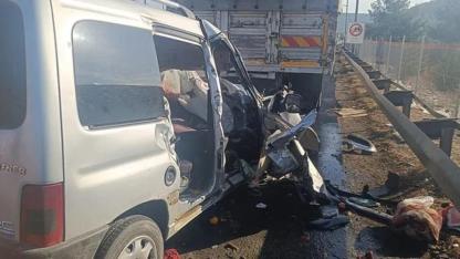 SON DAKİKA | Hafif ticari araç kamyona Ok Gibi Saplandı: 3 Kişi Can verdi 3 Kişi Yaralı!