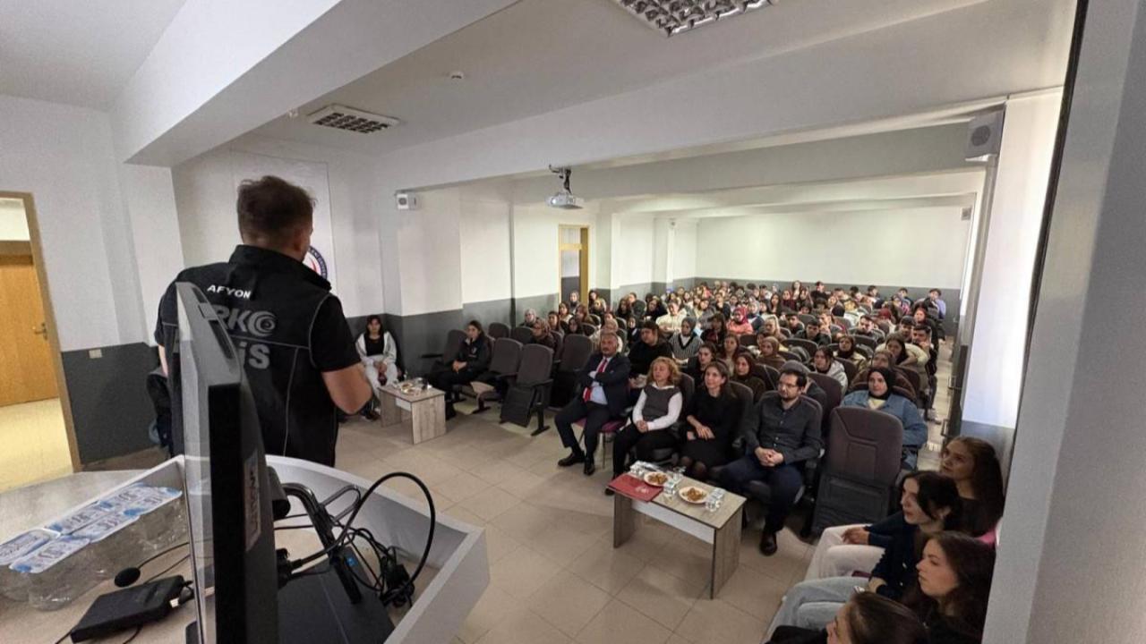 Şuhut SHMYO&#039;dan Dijital Risk Kalkanı Eğitimi: Polisler Gençlere Yol Gösterdi