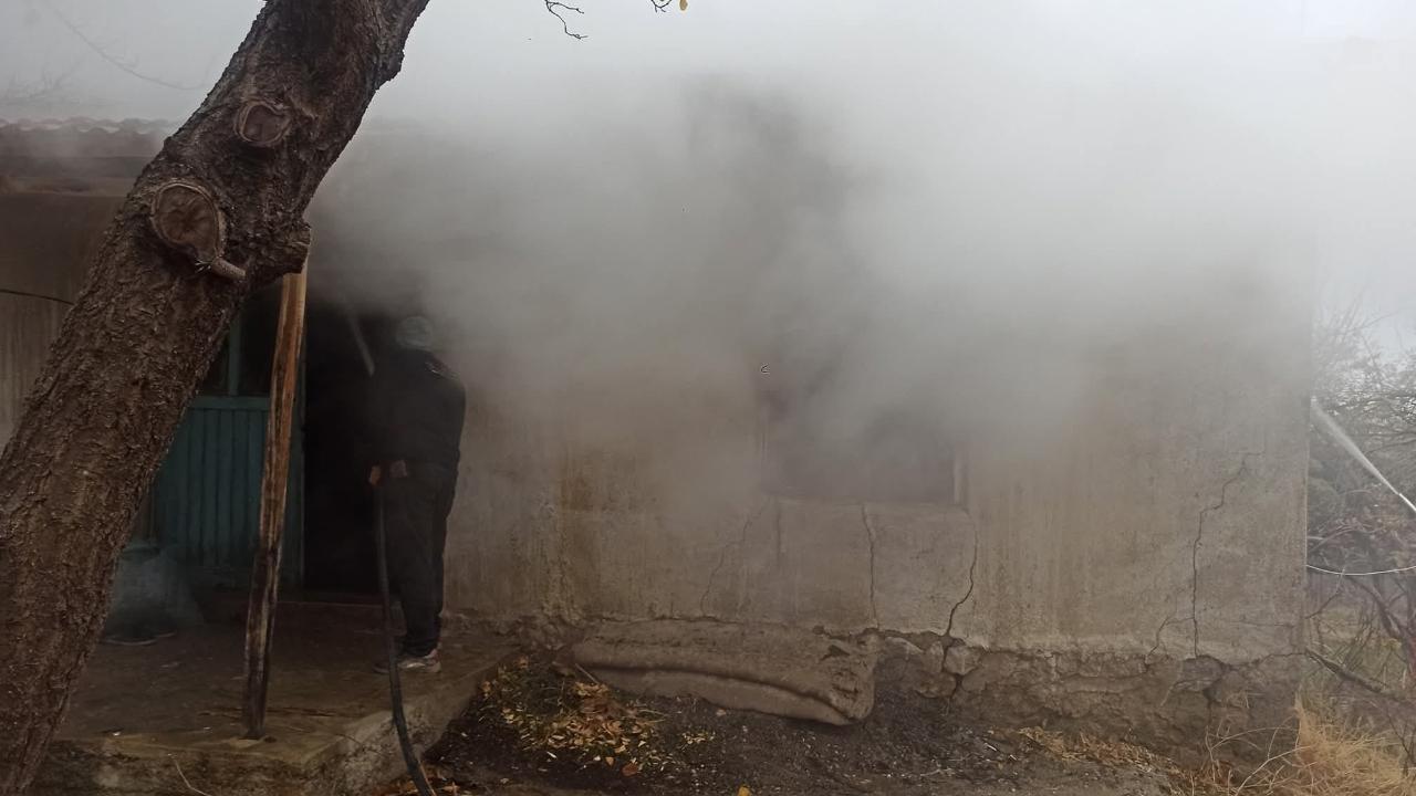 Şuhut’ta Korkutan Yangın! Ev Alev Alev Yandı, Facia Son Anda Önlendi