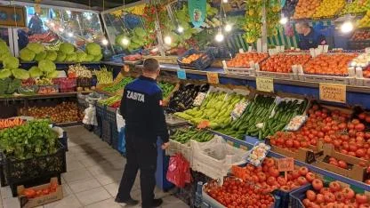 Şuhut’ta Zabıtadan Manavlara Etiket Uyarısı Yapıldı