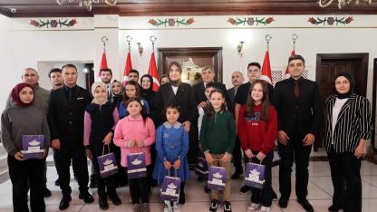 Vali Yiğitbaşı, Atatürk’ün Yeşil Vatan Hayalini Resmeden Öğrencileri Ödüllendirdi