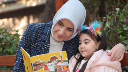 Vali Yiğitbaşı, Dünya Çocuk Hakları Günü’nde Minik Senay ile Kitap Okudu