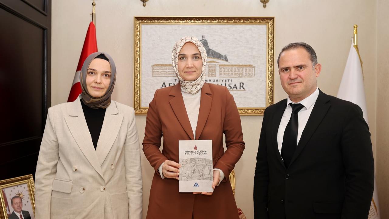 Vali Yiğitbaşı’na ‘Kütahya Ahiliği’ Kitabı Takdim Edildi