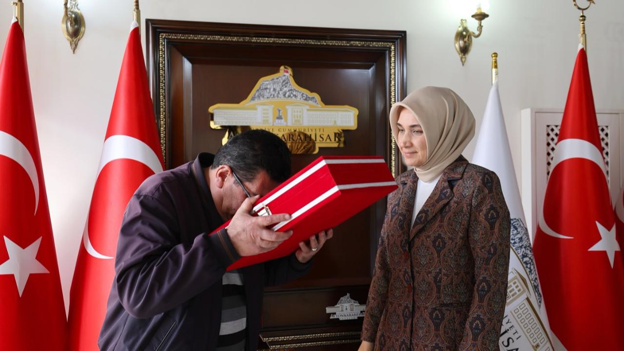 Vali Yiğitbaşı&#039;ndan Şehit Babasına Türk Bayraklı Kur&#039;an-I Kerim Takdimi