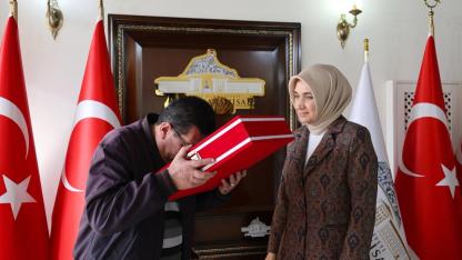 Vali Yiğitbaşı'ndan Şehit Babasına Türk Bayraklı Kur'an-I Kerim Takdimi