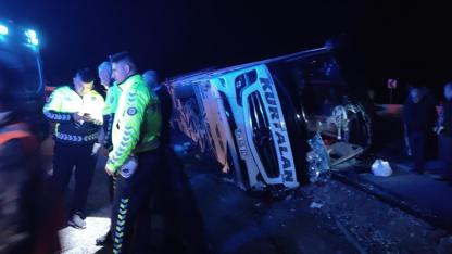 Yolcu Otobüsü Devrildi: Yaralılar Var