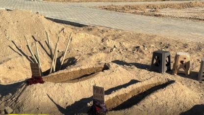 Zehirlenerek Ölen Anne ve İki Çocuğunun Yan Yana Mezarları Yürek Dağladı