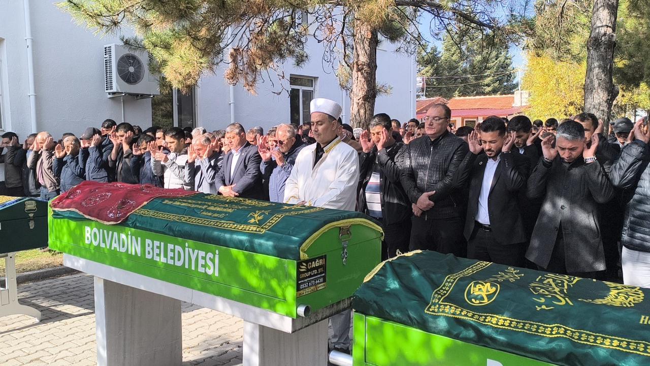 Zehirlenme Şüphesiyle Vefat Eden Anne ve İki Çocuğu İçin, Bolvadin&#039;de Cenaze Namazı Kılındı