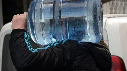 2 Çocuk Apartman Önündeki Damacanaları Çaldı