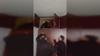 49 Suçtan Aranan Firari Evde Böyle Saklandı: Şahıs Gardıropta Yakalandı!