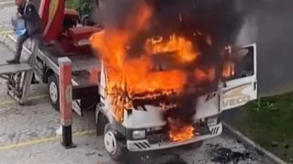 6. Kata Eşya Çıkaran Vinçli Kamyon Alev Alev Yandı