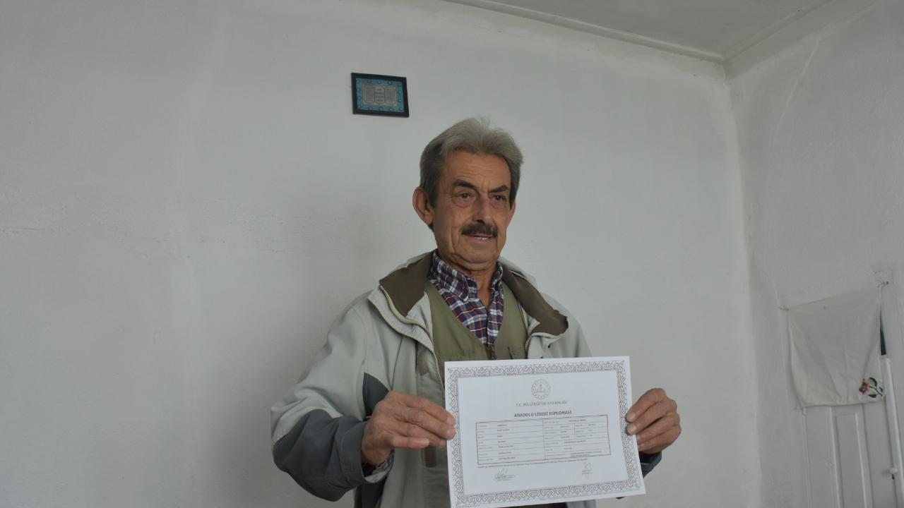70 Yaşındaki Sezai Aytekin Lise Diplomasını Aldı, Üniversite Sınavına Hazırlanıyor