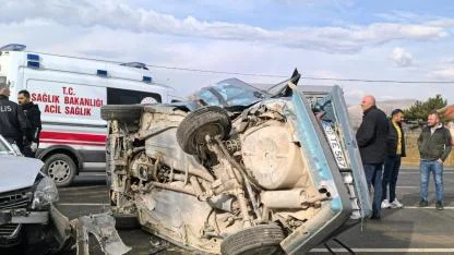 Afyon Şuhut Yolunda Can Pazarı! İki Otomobil Çarpıştı, 4 Yaralı Var