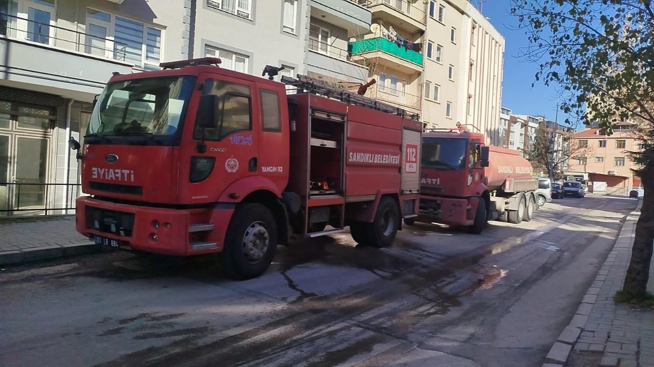 Afyon’da 5 Katlı Binanın Çatı Katında Yangın Paniği