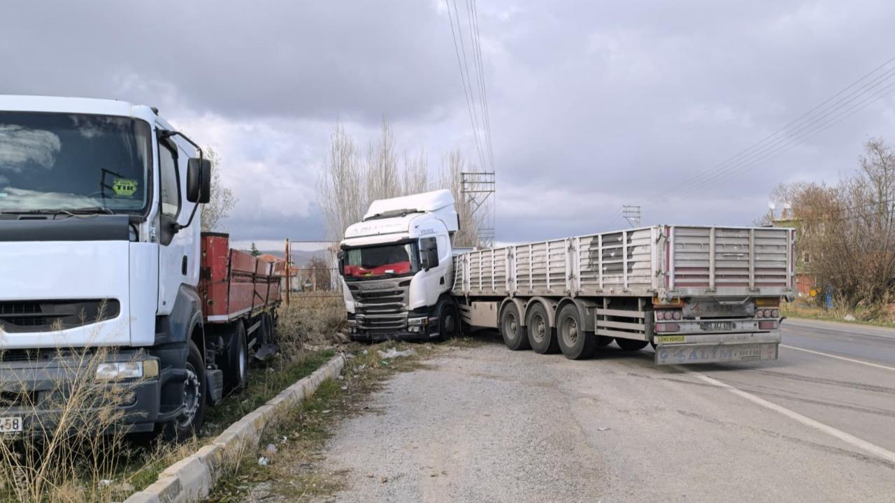 Afyon’da Faciadan Dönüldü! Tır Bir Başka Tıra Arakadan Çarptı