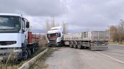 Afyon’da Faciadan Dönüldü! Tır Bir Başka Tıra Arakadan Çarptı