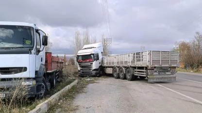 Afyon’da Faciadan Dönüldü! Tır Bir Başka Tıra Arakadan Çarptı