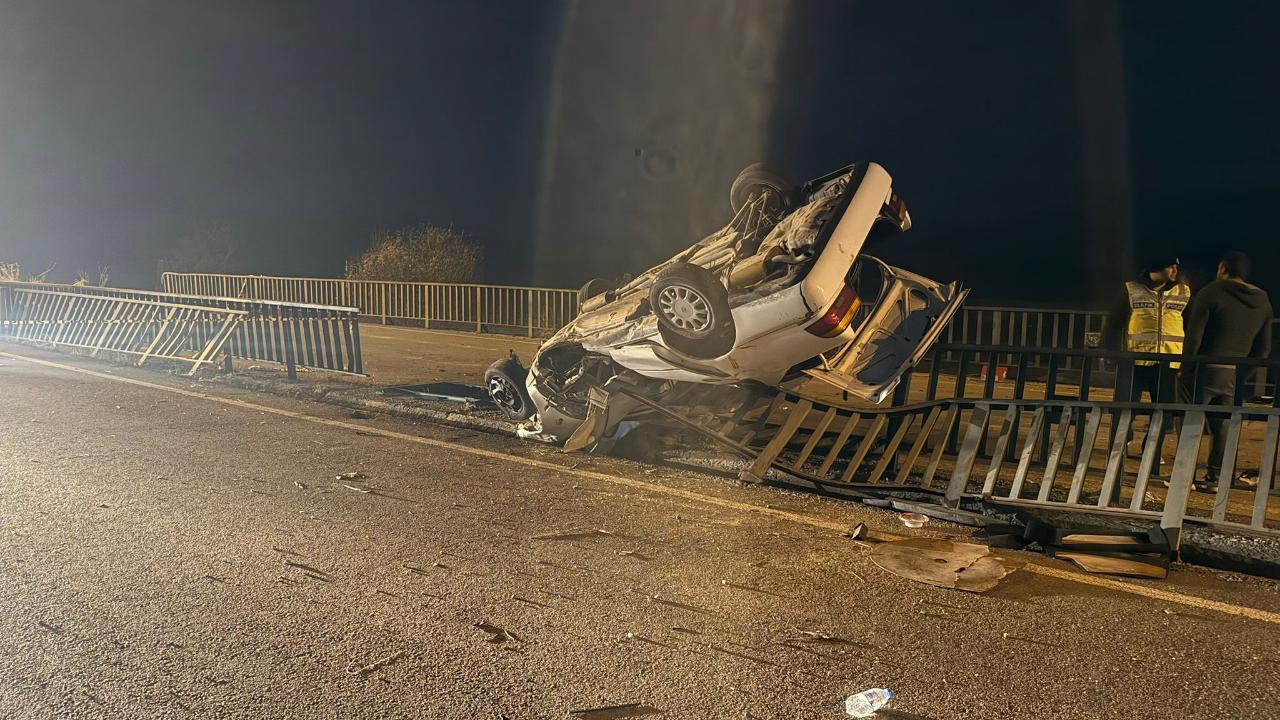 Afyon’da Feci Kaza! Köprü Demirlerine Çarpan Araç Hurdaya Döndü: 1 Ölü, 3 Yaralı