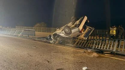 Afyon’da Feci Kaza!  Köprü Demirlerine Çarpan Araç Hurdaya Döndü: 1 Ölü, 3 Yaralı