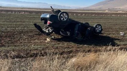 Afyon’da Kontrolden Çıkan Otomobil Şarampole Devrildi: 2 Kişi Yaralandı