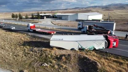 Afyon’da Meyve Yüklü Tır Devrildi: 20 Ton Meyve Yola Saçıldı, Ziyan Oldu!