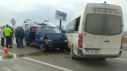 Afyon’da Minibüsler Çarpıştı: 7 Kişi Yaralandı